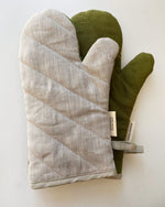 Load image into Gallery viewer, Linen oven mittens in Hunting green &amp; Flax 1 pcs.
