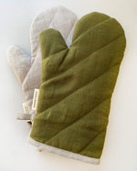 Load image into Gallery viewer, Linen oven mittens in Hunting green &amp; Flax 1 pcs.
